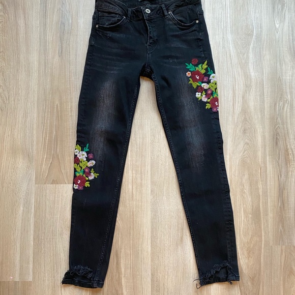 Zara Trafaluc Black Floral Frayed Jeans - Picture 1 of 6